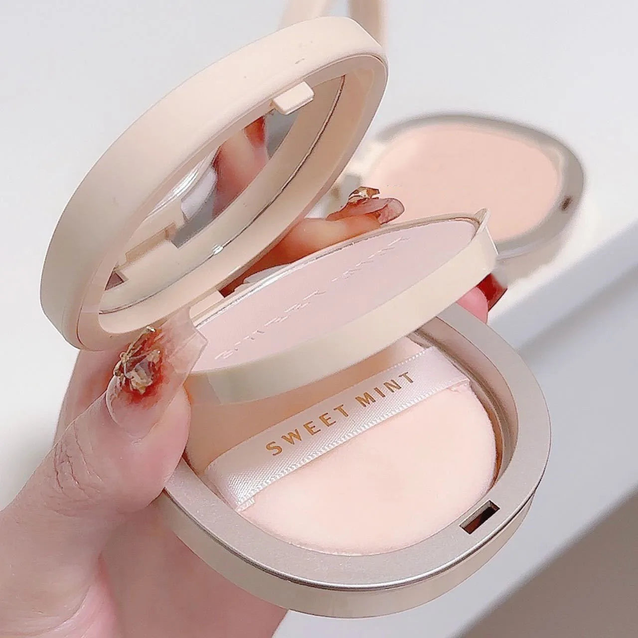 Pressed Powder Transparent White Brighten Oil Control Waterproof Lasting Natural Face Makeup Powder Cosmetic
