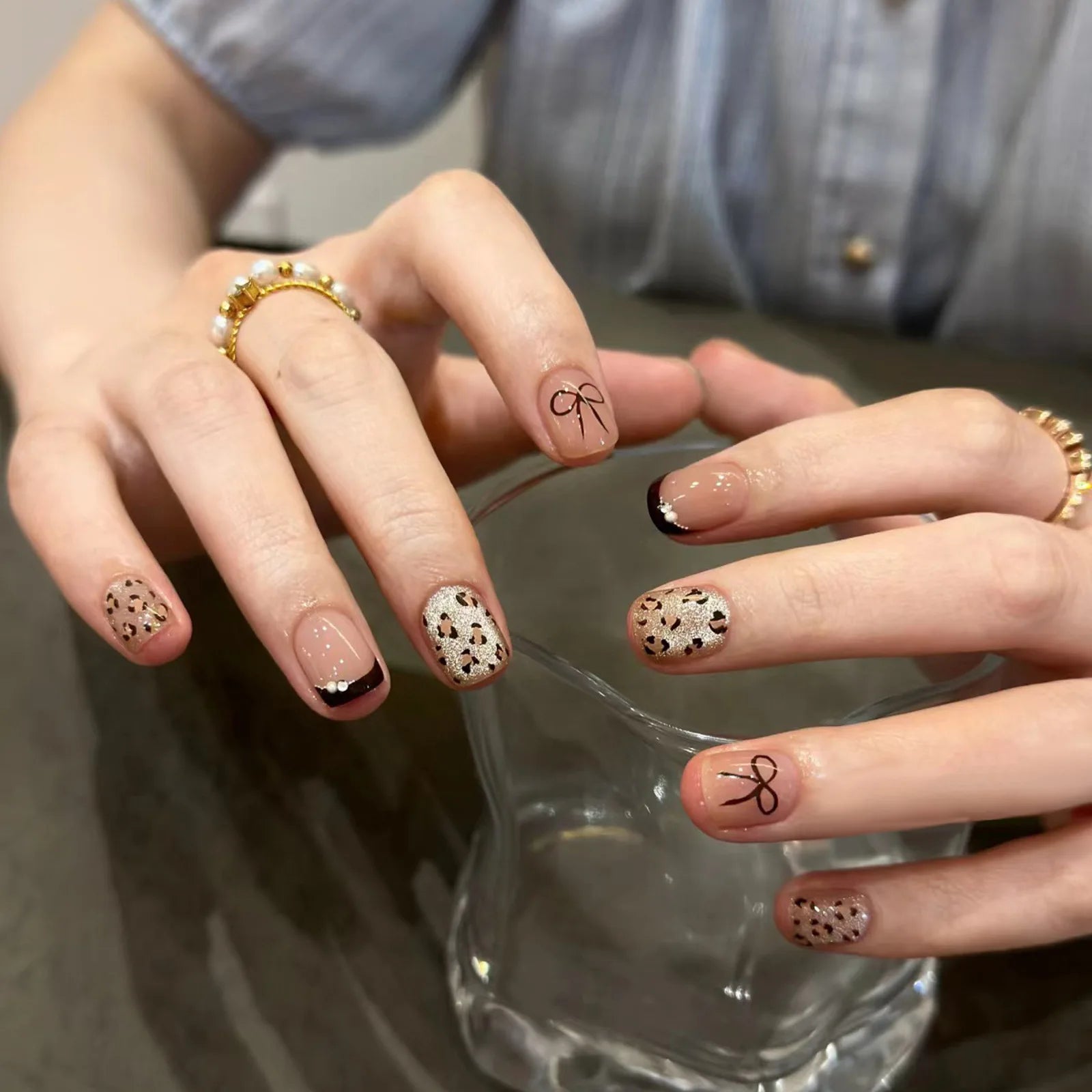 24Pcs Medium Short Square False Nails Glittering Nail Art White Wearable Fake Nail Silver French Full Cover Press on Nail Tips